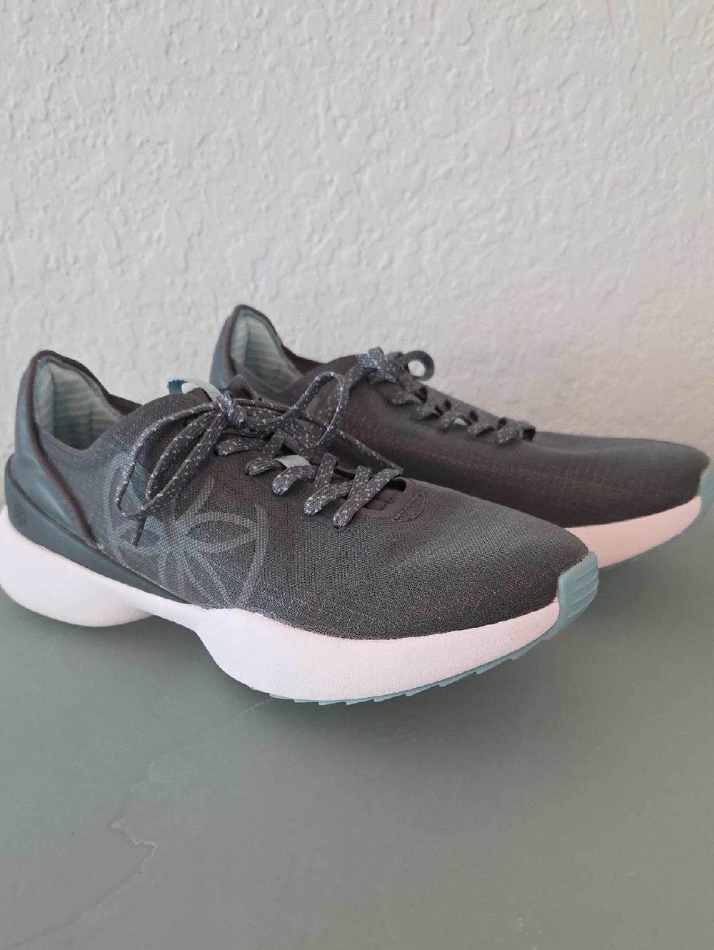 GAIAM Ortholite Women's Gray Yoga Sneakers Size 9